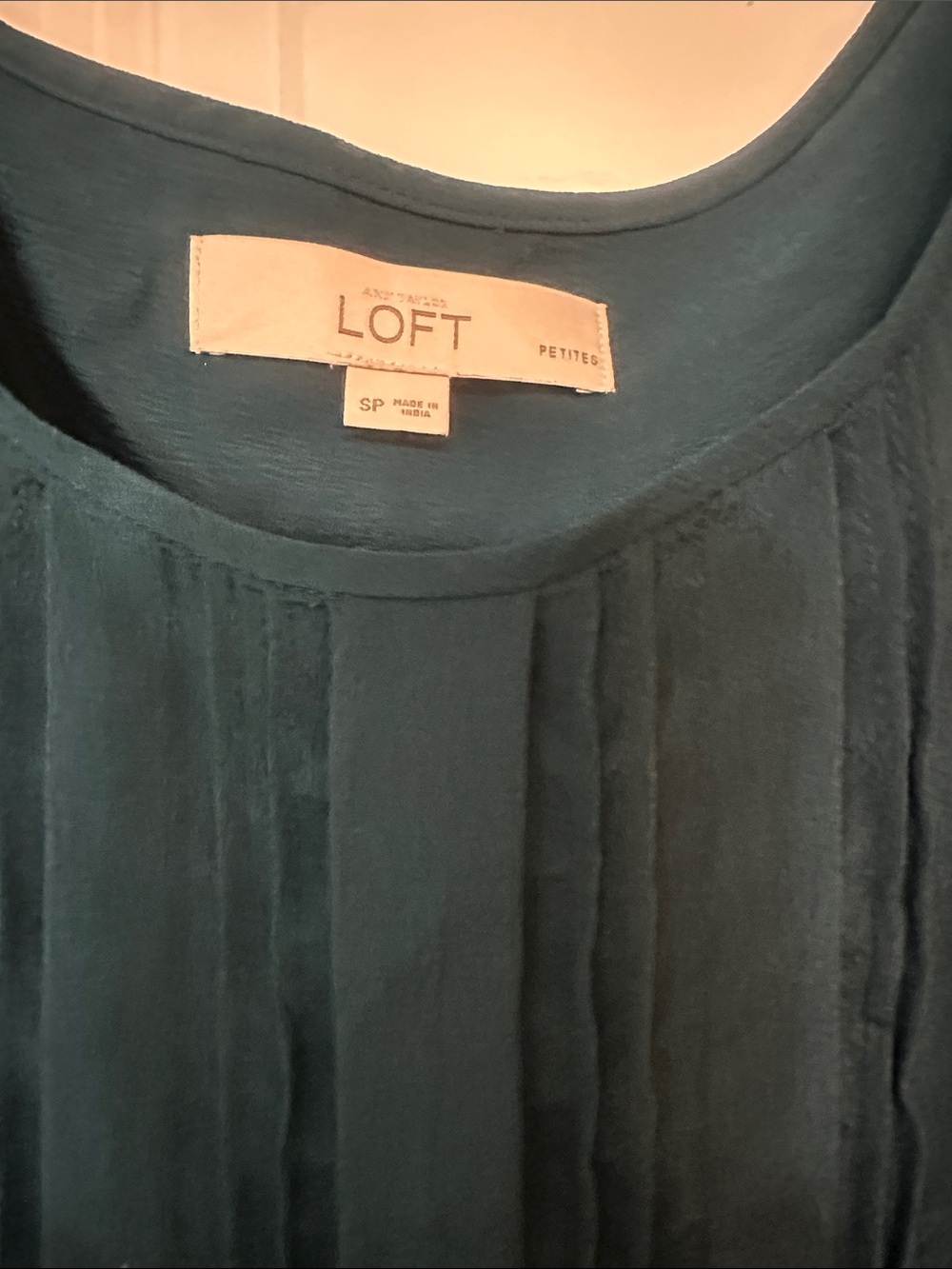 Sz SP LOFT pleated sleeveless tank features a deep teal color with bubble hem. - Picture 2 of 4